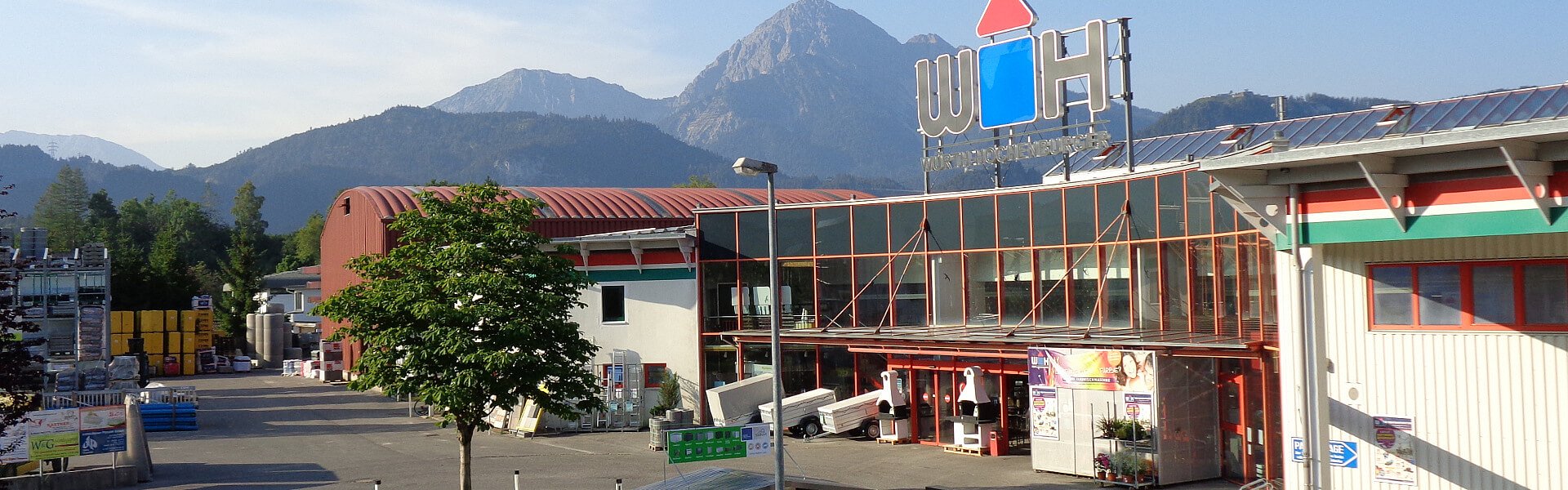WH-Standort in Reutte mit Kundenparkplatz davor