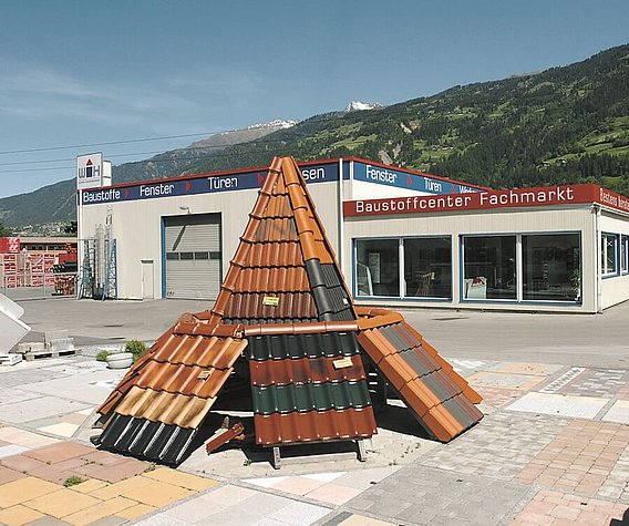 Dachziegel und Firmengebäude der Niederlassung in Nussdorf-Debant