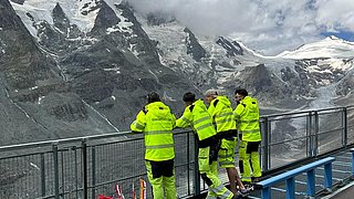 Vier Swarco Mitarbeiter in der neuen, gelben Sicherheitsausrüstung 