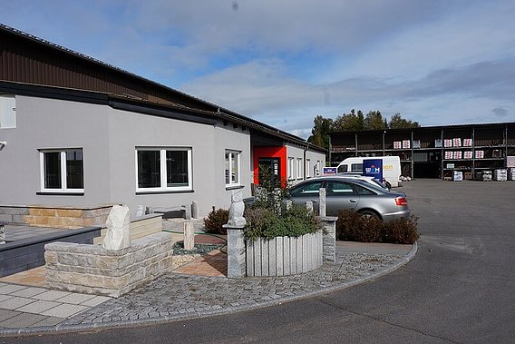 Seitenansicht der Würth Hochenburger Niederlassung Vitis