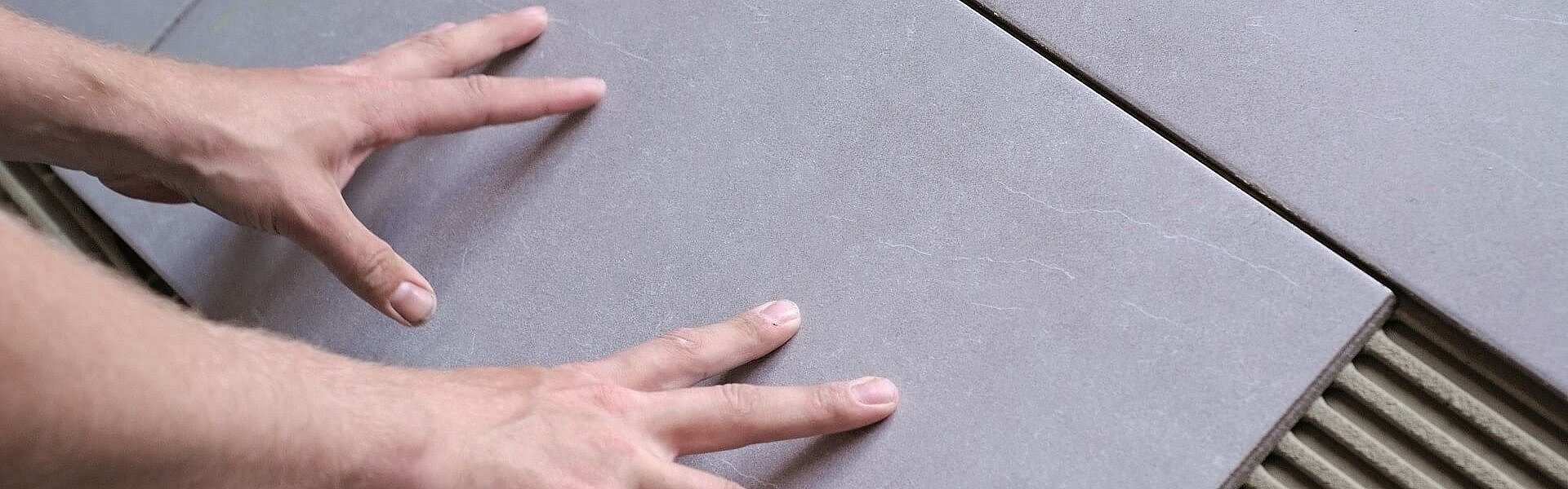 Pflastersteine werden fachkundig verlegt