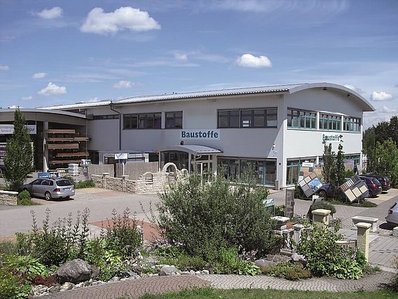 Außenaufnahme von dem Fritz Baustoffe Firmengebäude in Rimsting