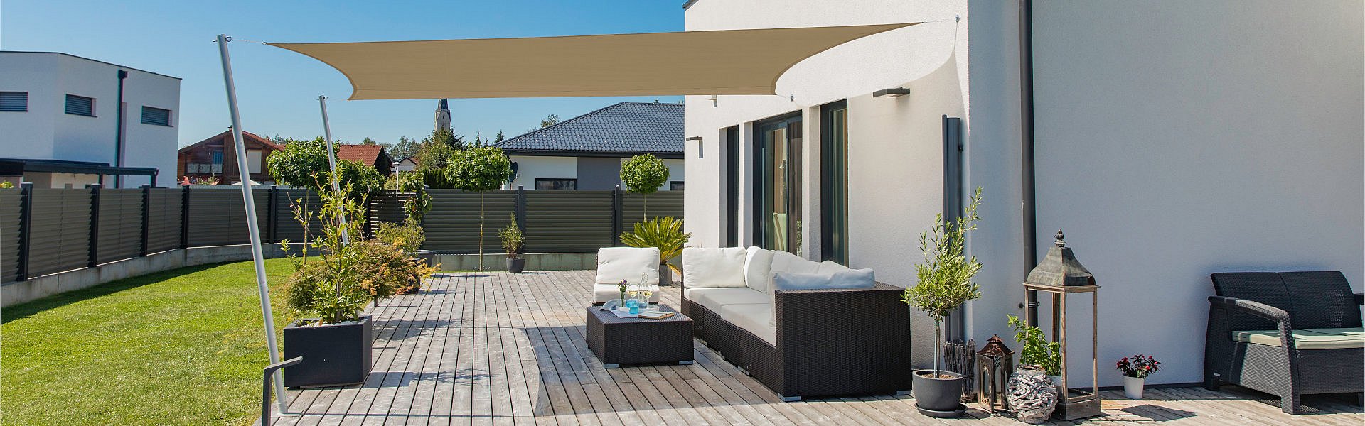 Graues Viereck-Sonnensegel von Windhager als moderne Terrassenbeschattung