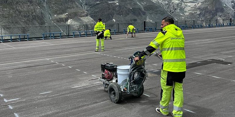 Ein Swarco Mitarbeiter in neuer Arbeitskleidung bei einem Straßenprojekt