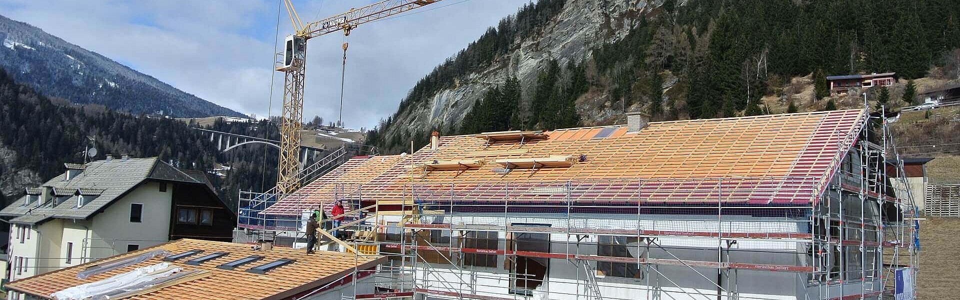 Das Dach des Gemeindehauses in St. Jodok wird saniert