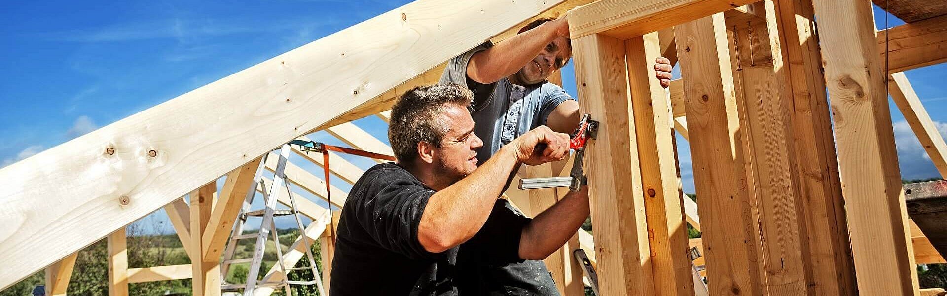 Holz als nachhaltiger Baustoff kommt im Dachbau, sowohl Neu- als auch Ausbau, zum Einsatz