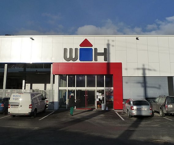 Haupteingang der Würth Hochenburger Filiale St. Johann im Pongau