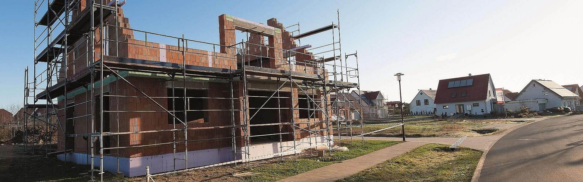 Privater Hausbau als ein Hochbauprojekt benötigt eine Vielzahl an unterschiedlichen Baustoffen