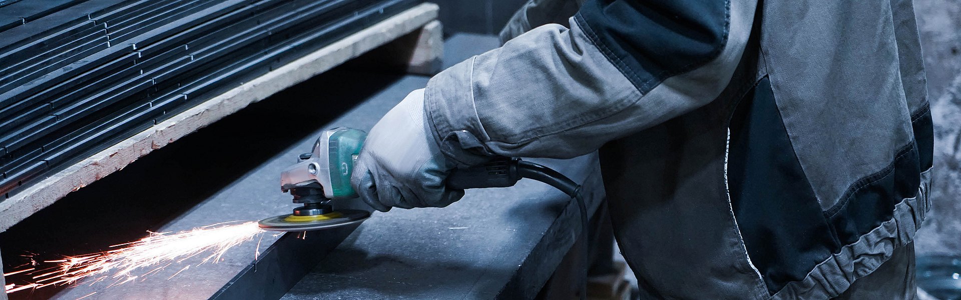 Arbeiter schneidet mit einer Säge