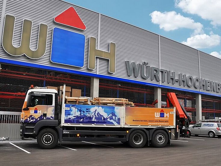 Würth Hochenburger LKW vor der Niederlassung in Wörgl