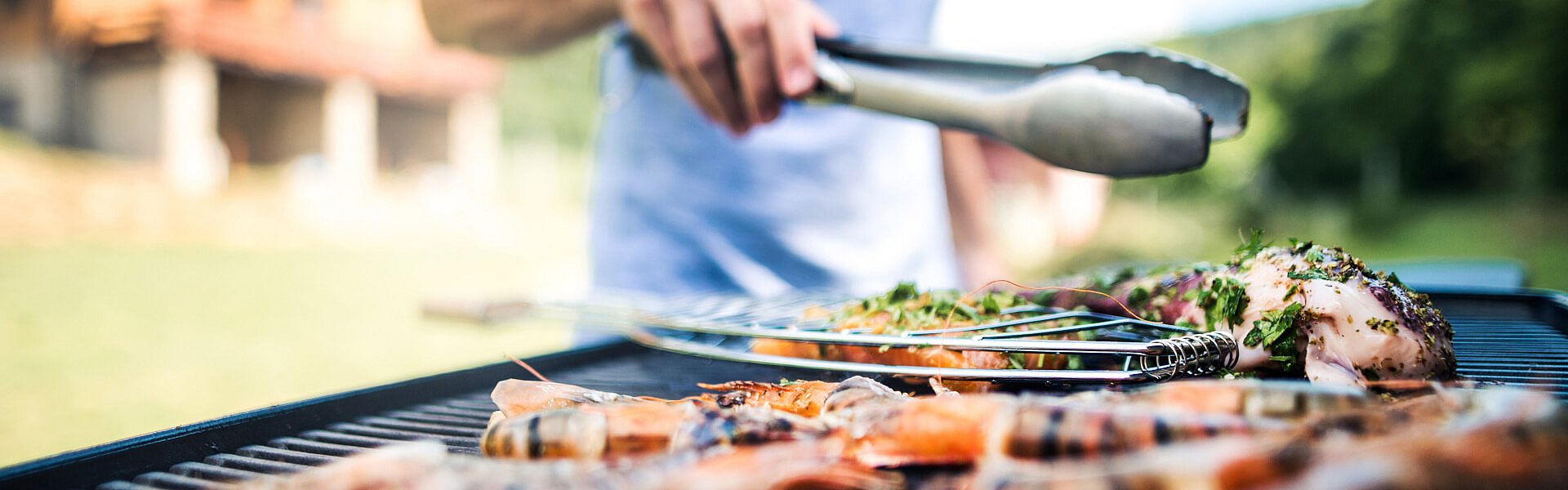 Grillmeister beim Fleisch grillen