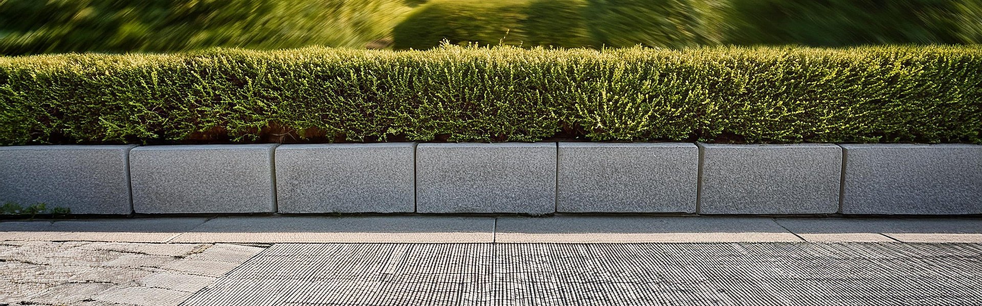 Böschungssteine mit Büsche