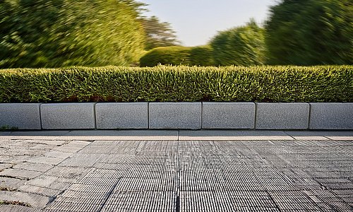 Böschungssteine mit Büsche