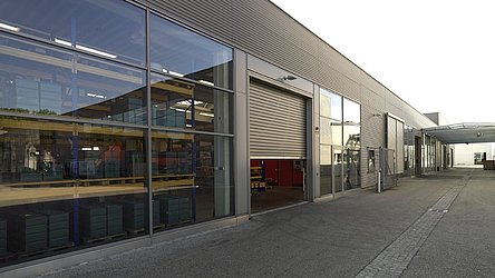 Automatisches Rolltor das halb geöffnet ist.