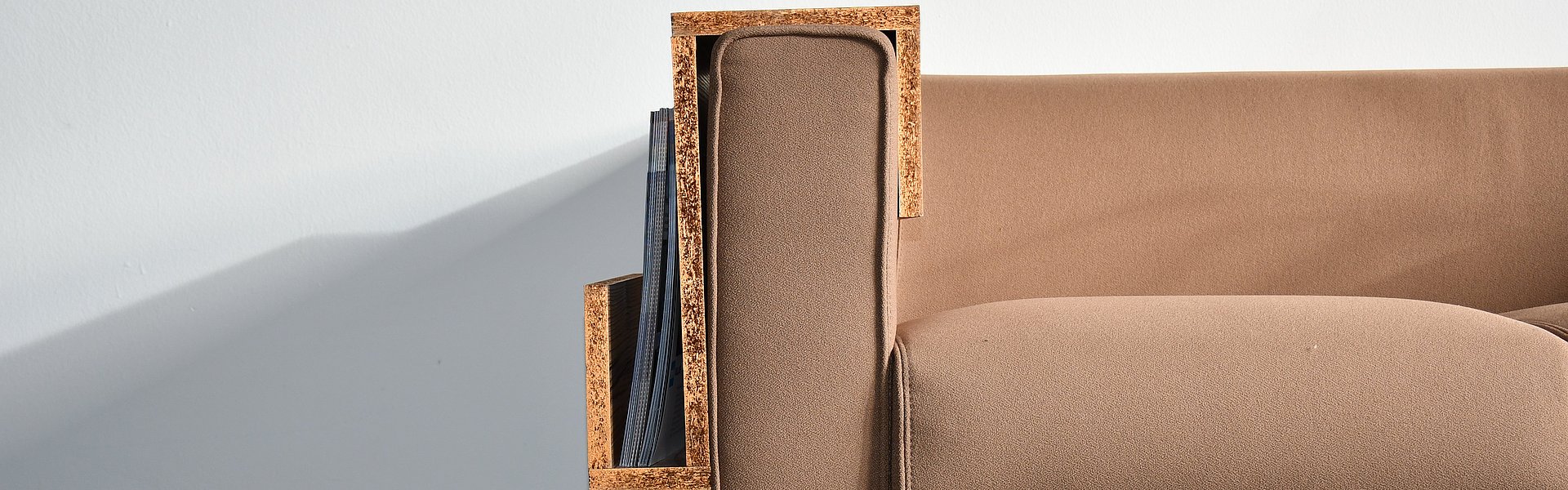 Ablage aus Holz über die Armlehne der Couch