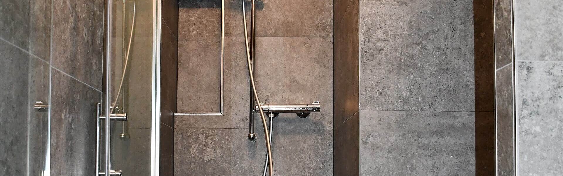 Hochwertige Fliesen für die Sanitär- & Wellnessbereiche des Fitness Studios Innjoy in Imst