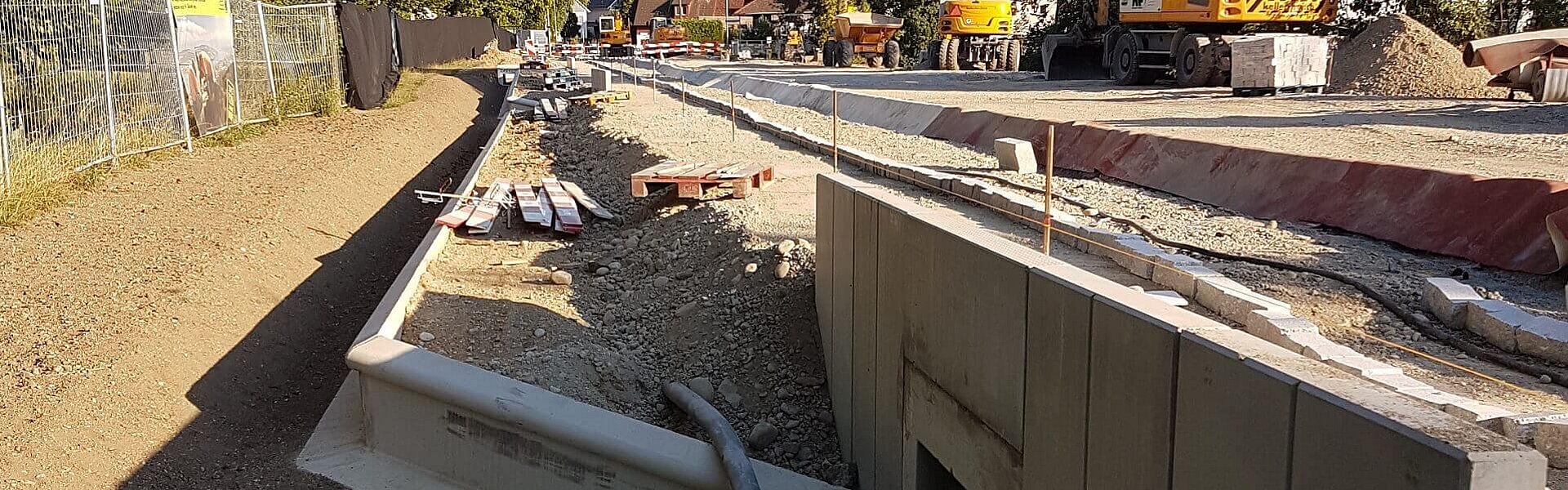 Straßenbaustelle mit neuem Verkehrskonzept und Rohrleitungsarbeiten