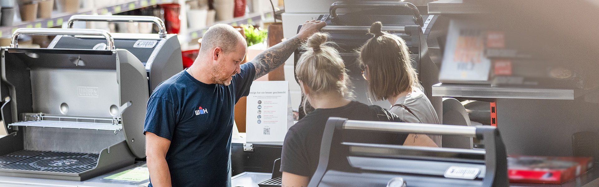 Zwei Kundinnen werden zu Griller im Baumarkt beraten