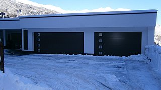 dunkelgraue Garagentore bei Schneelage