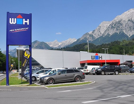 Außenaufnahme vom Parkplatz und der Würth Hochenburger Filiale Fritzens