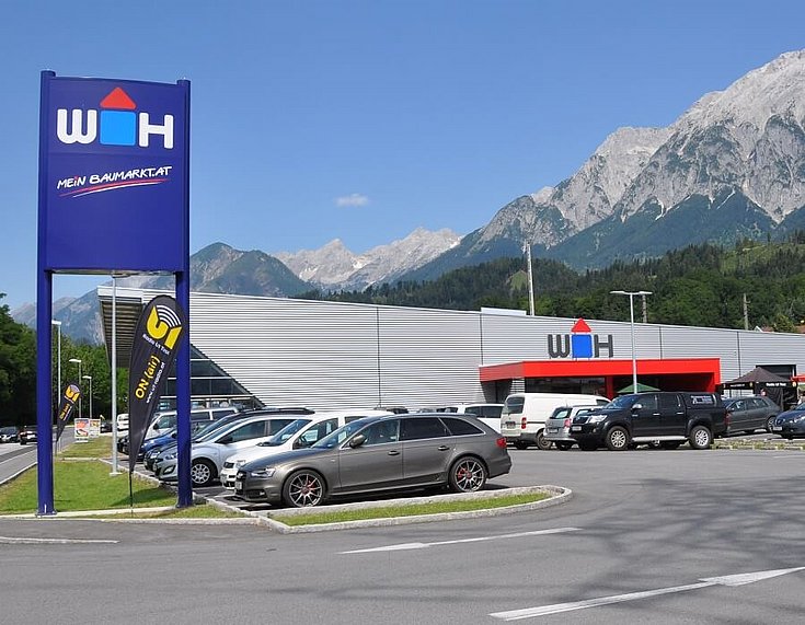 Außenaufnahme vom Parkplatz und der Würth Hochenburger Filiale Fritzens