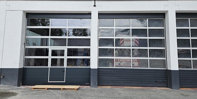 Das Feuerwehrhaus Leutasch Frontansicht der Tore