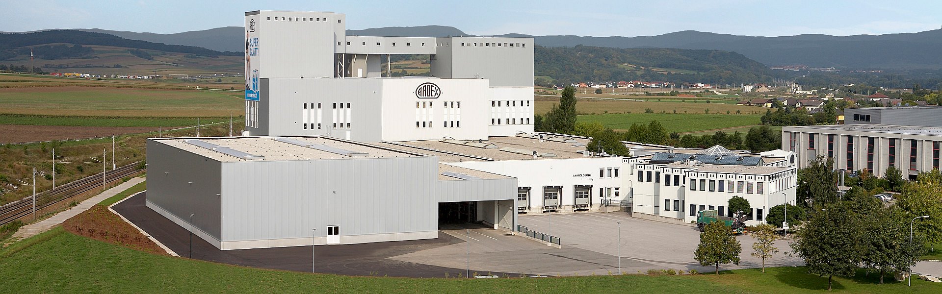 ARDEX Firmengebäude bei blauem Himmel