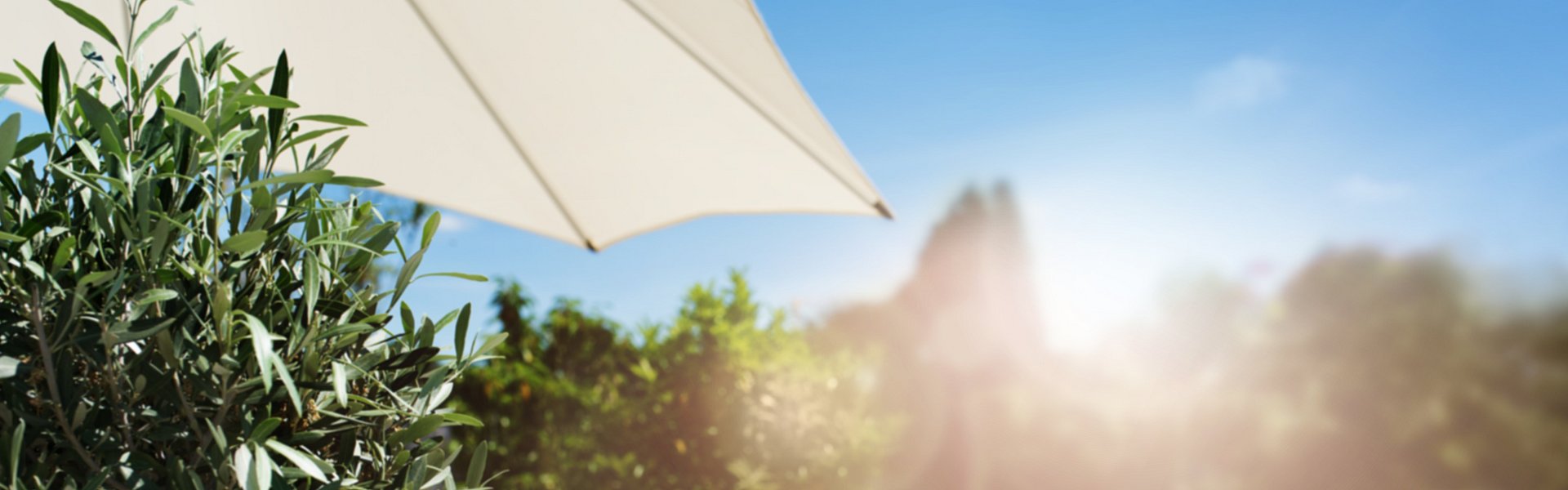 Sonnenschirm auf Balkon