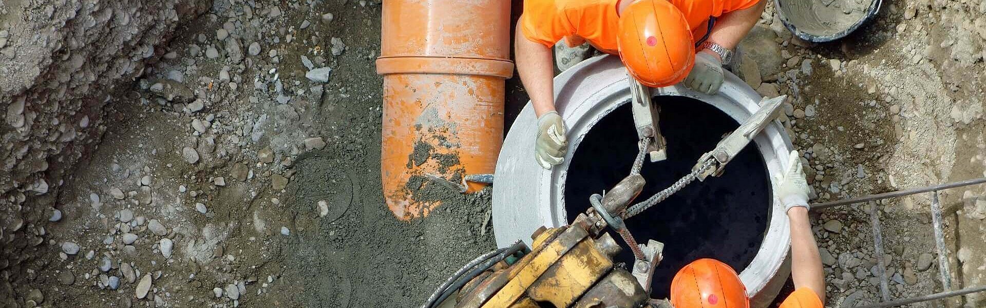 Zwei Männer arbeiten an einem Tiefbauprojekt