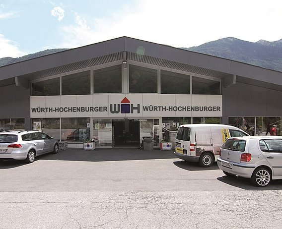 Frontansicht des Eingang der Würth Hochenburger Filiale Tarrenz