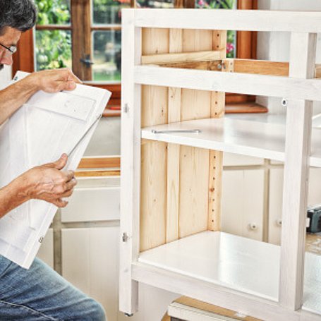 Heimwerker baut sich ein Regal selbst
