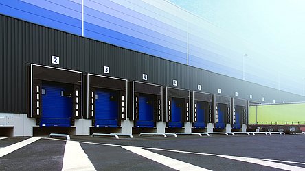 mehrere Tore vor Verladerampe