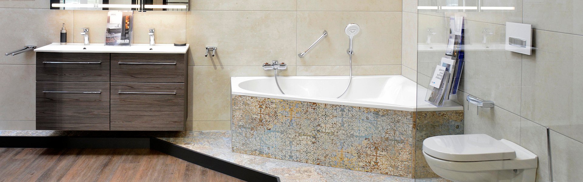 Badezimmer in der Fliesenausstellung im Baumarkt Hallein