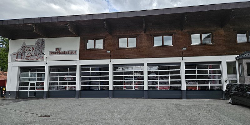 Feuerwehrhaus Leutasch Komplettansicht des Hauses mit 6 Toren