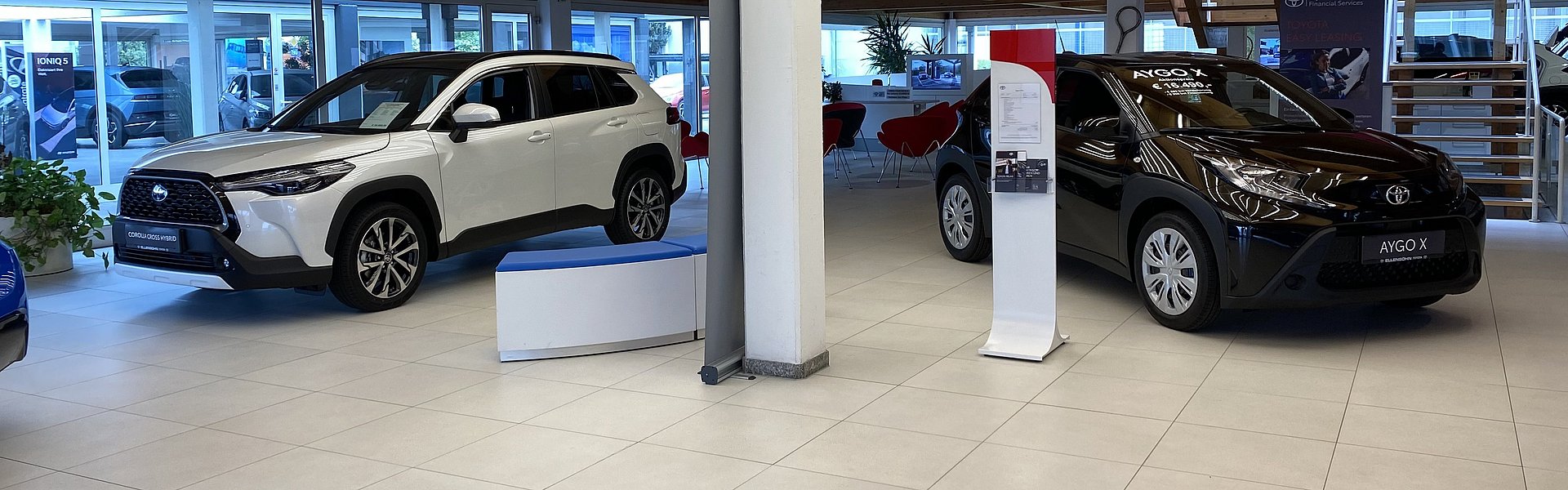 Innenansicht vom Autohaus mit den neuen Fliesen