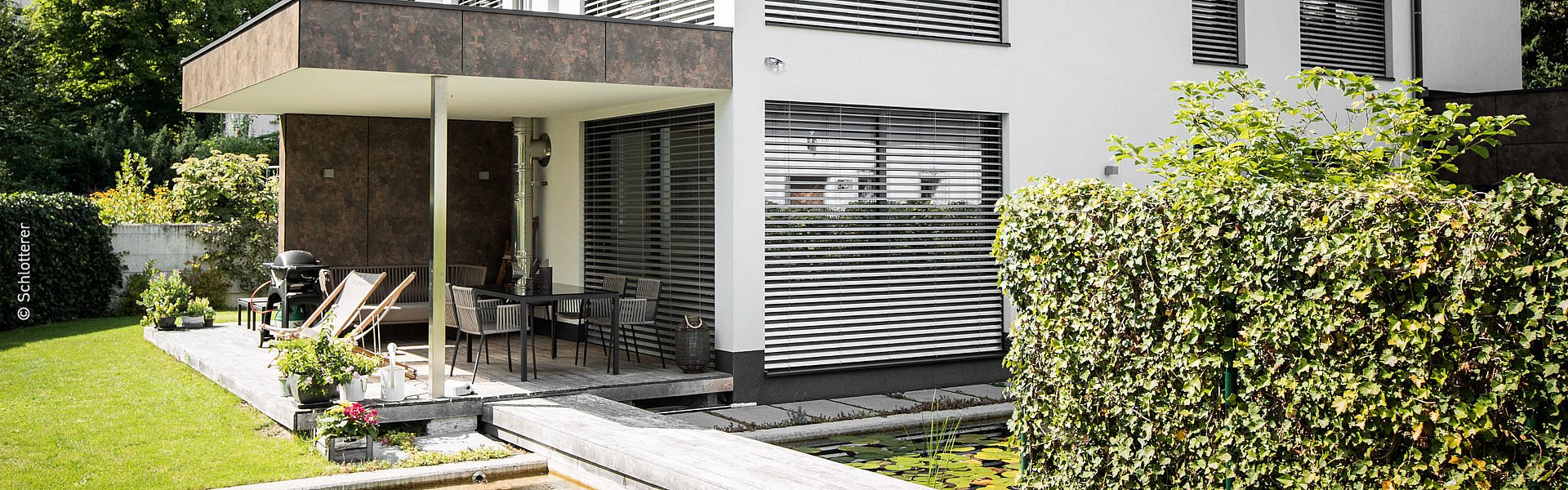 Modernes Haus mit Sonnenschutz und großer Terrasse (Copyright: Schlotterer)