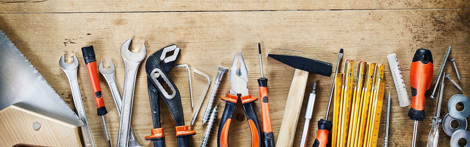 Verschiedenes Werkzeug auf Tisch ausgelegt