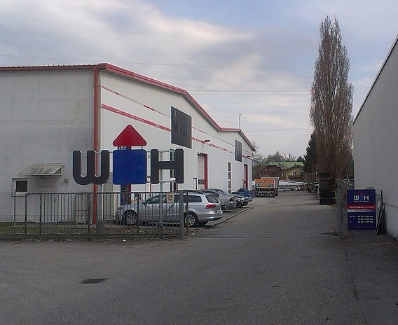 Würth Hochenburger Firmengebäude und Parkplatz in Wals-Siezenheim