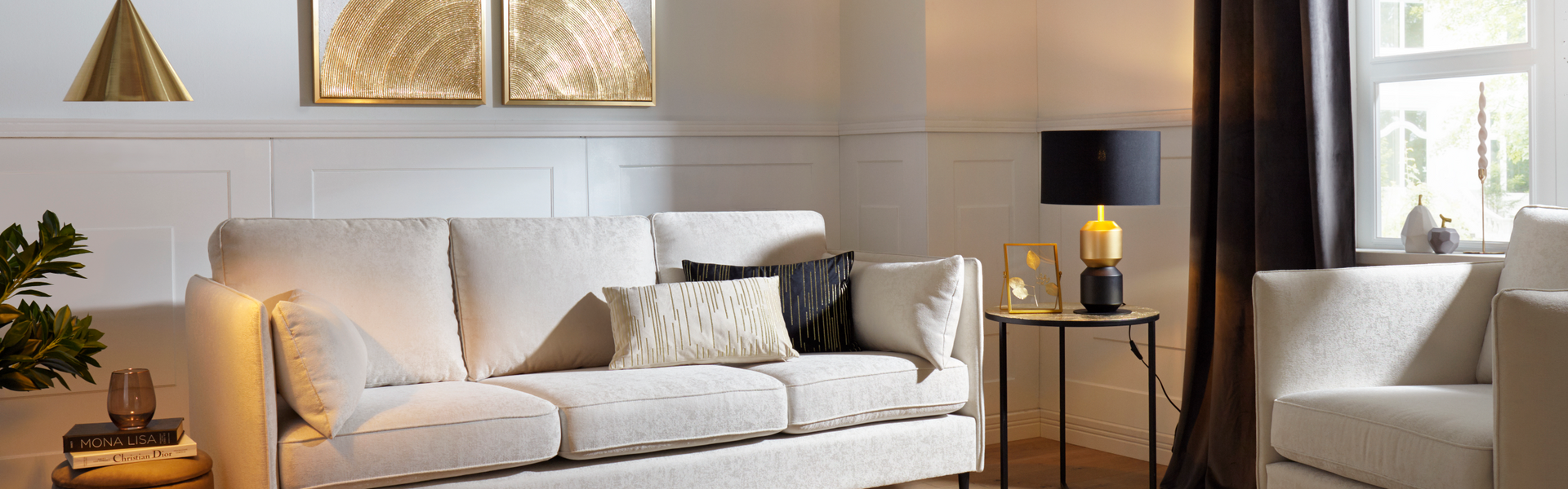 Moderne Couch mit Leuchten und Deko