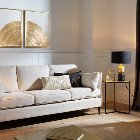 Moderne Couch mit Leuchten und Deko