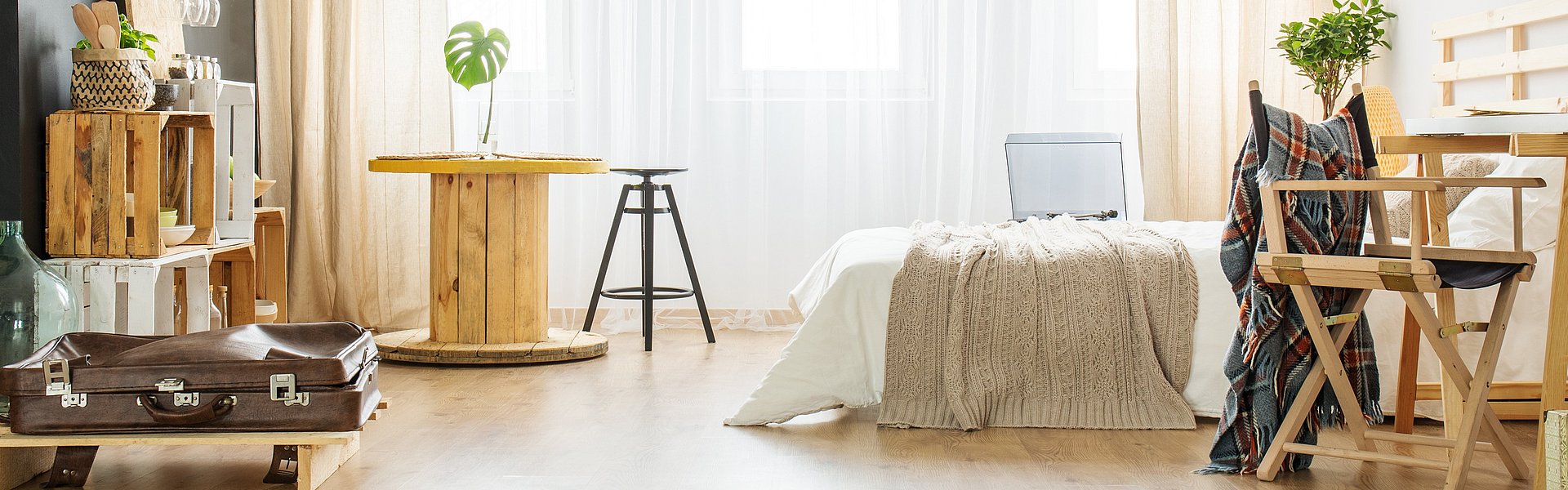 Raum mit unterschiedlichen DIY Holzmöbeln