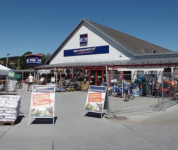 Firmengebäude und Vorplatz der Filiale in Tamsweg