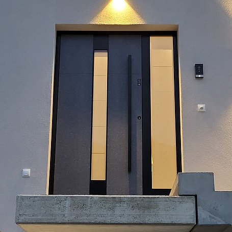 Graue Haustür von außen