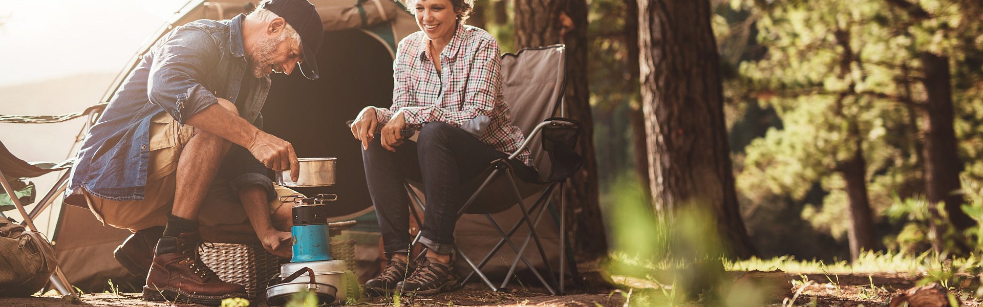 Paar kocht am Gaskocher beim Camping