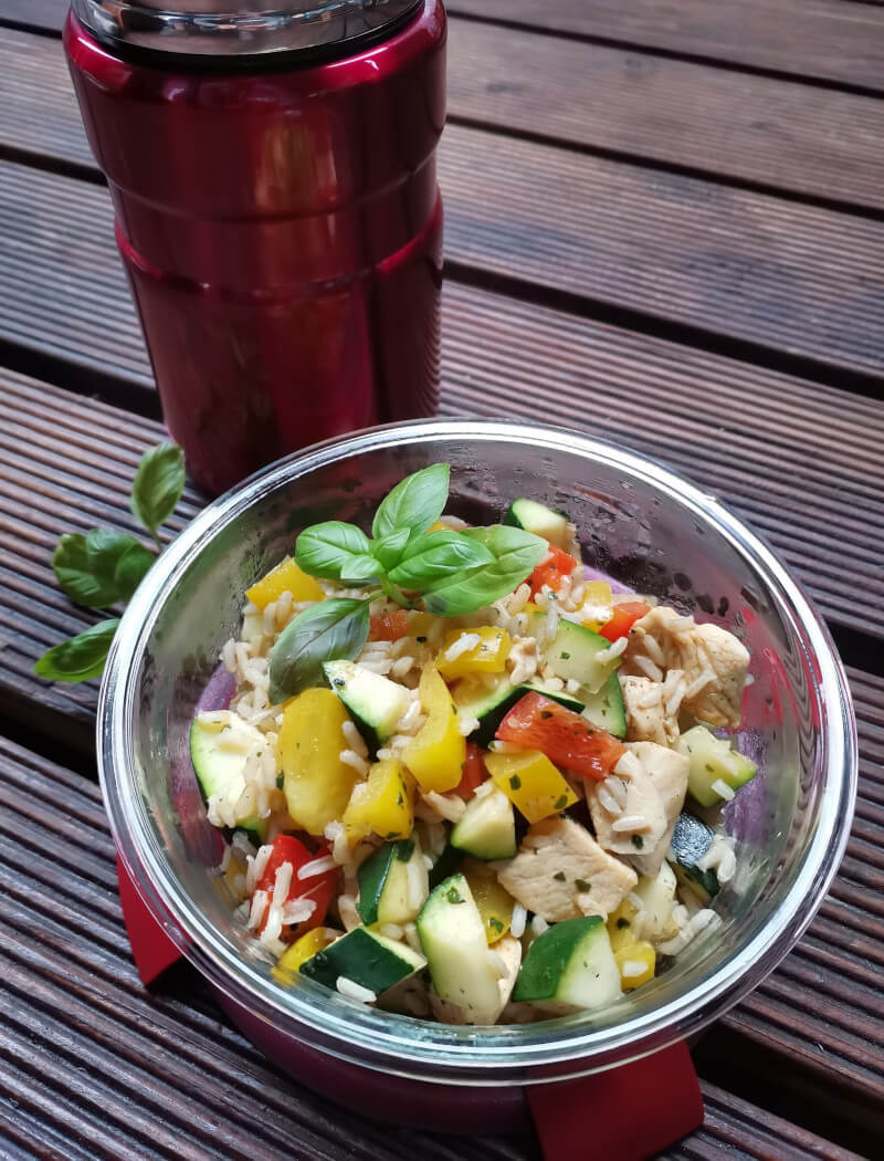 Buntes Reis mit Huhn im Camping-Geschirr