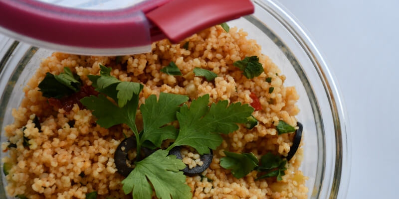 Schnell zubereitete Couscous-Gemüsepfanne fürs Camping