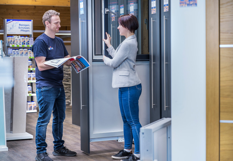 Kundin lässt sich beim Fensterkauf beraten