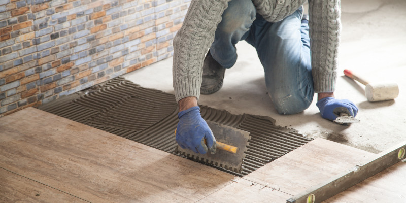 Fliesen legen mit Kleber