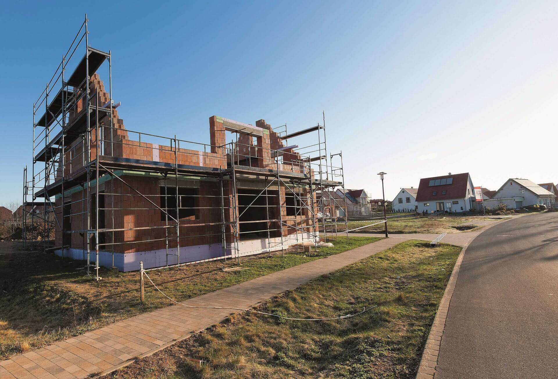 Rohbau Baustelle bei sonnigem Wetter