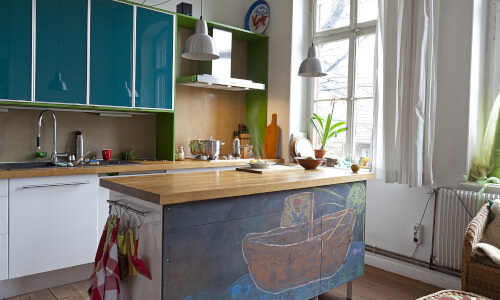 Moderne Küche mit Kücheninsel und Holzarbeitsplatte